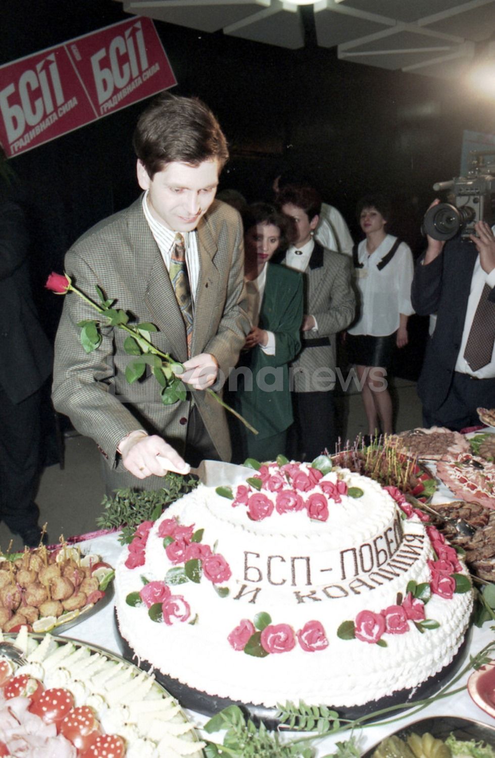Жан Виденов празнува победата на парламентарните избори декември 1994 г.